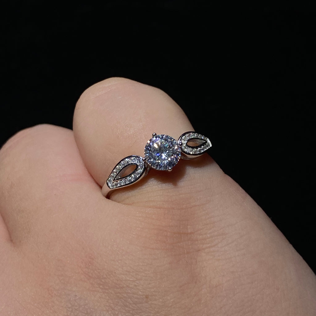 Elegant Teardrop Banding Moissanite S925 Ring - Sparkle Every Day 💎