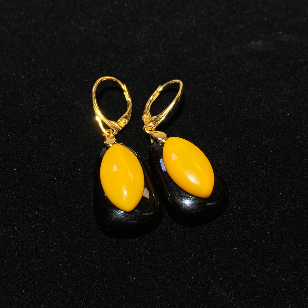 Teardrop Natural Honey Amber & Polished Ebony Two-Tone Gold Plated Huggie Drop Earrings Retro black & warm golden contrast lightweight vintage daily statement earrings