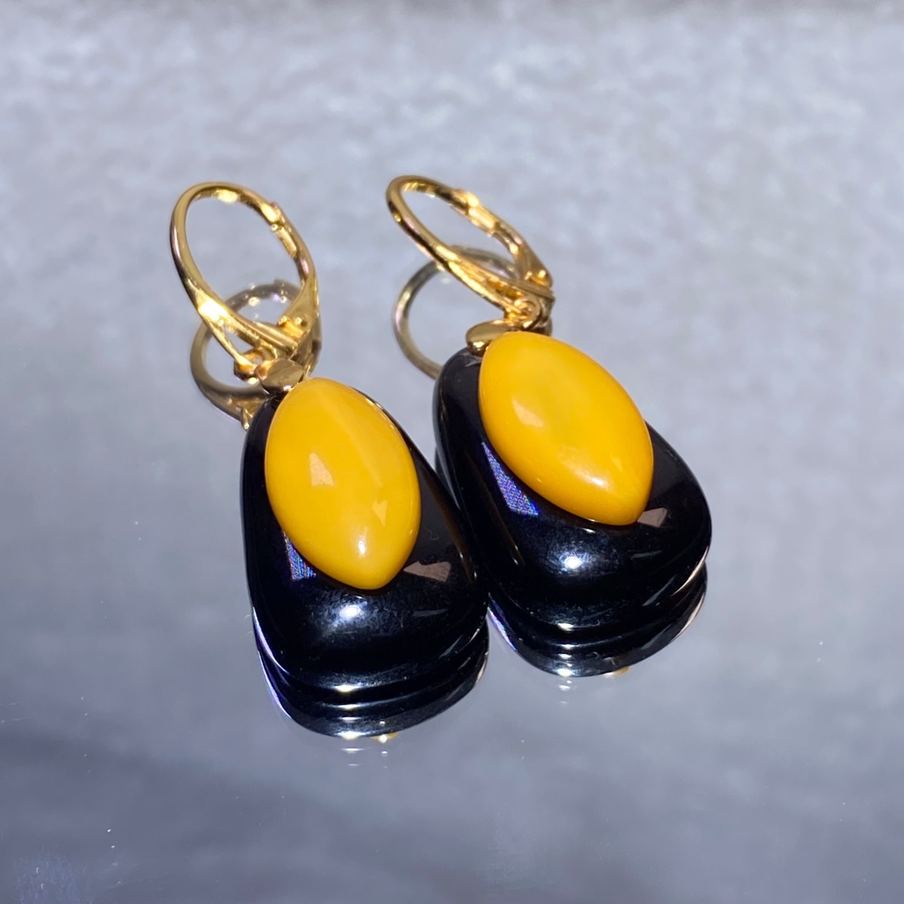 Teardrop Natural Honey Amber & Polished Ebony Two-Tone Gold Plated Huggie Drop Earrings Retro black & warm golden contrast lightweight vintage daily statement earrings