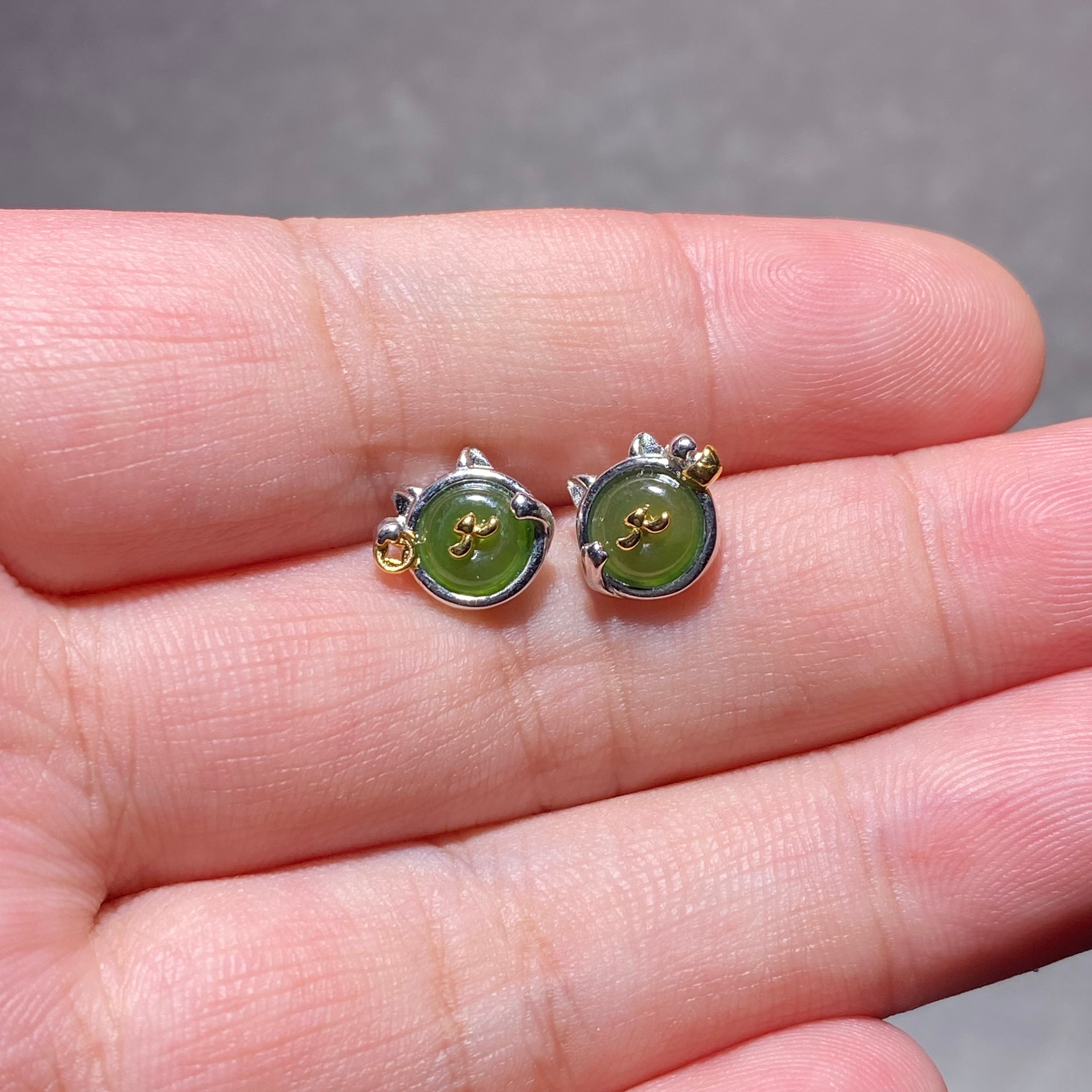 Round Natural Olive Green Hetian Jade Two-Tone Vintage Lace Silver Stud Earrings Minimalist oriental tranquil lightweight hypoallergenic daily casual gem earrings