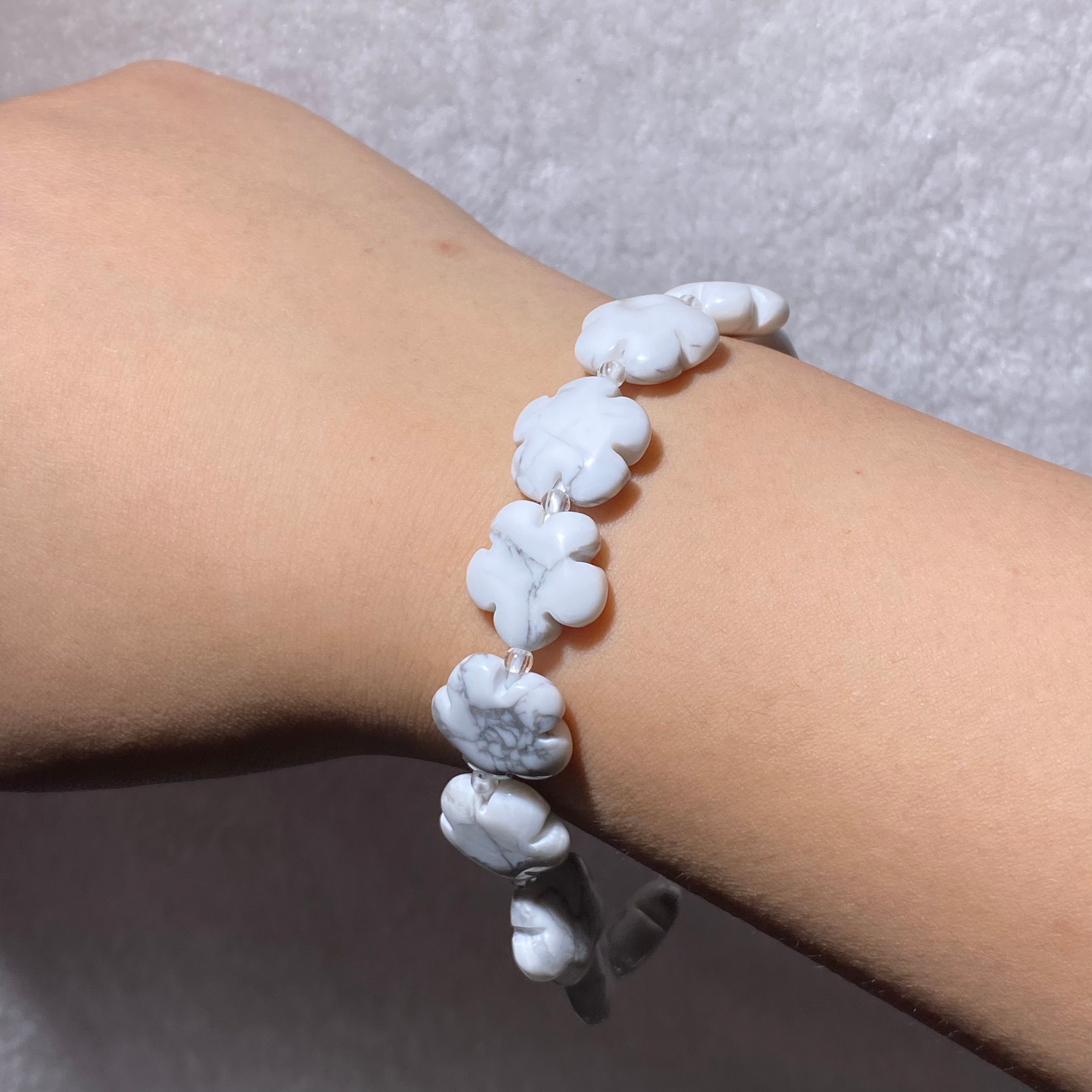 Natural Hand Carved Five-Petal Plum Blossom Crystal Stretch Bracelet, Fits 16cm Wrist