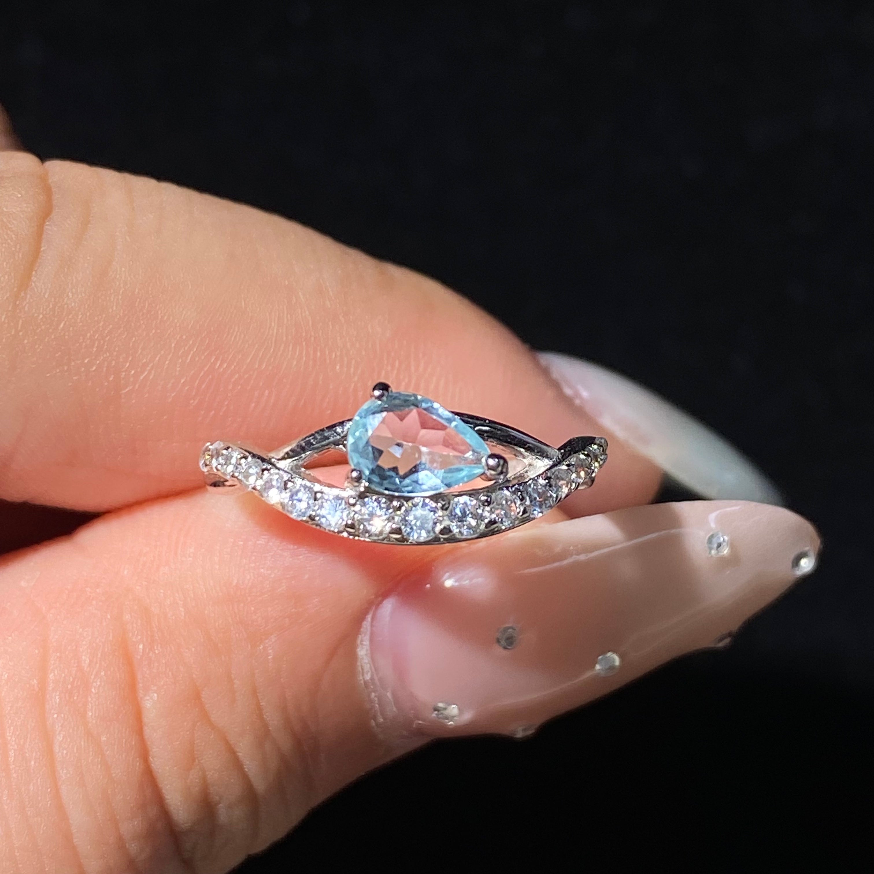 Natural Pear Blue Topaz Twisted Silver Ring, Inlaid With Side Diamonds