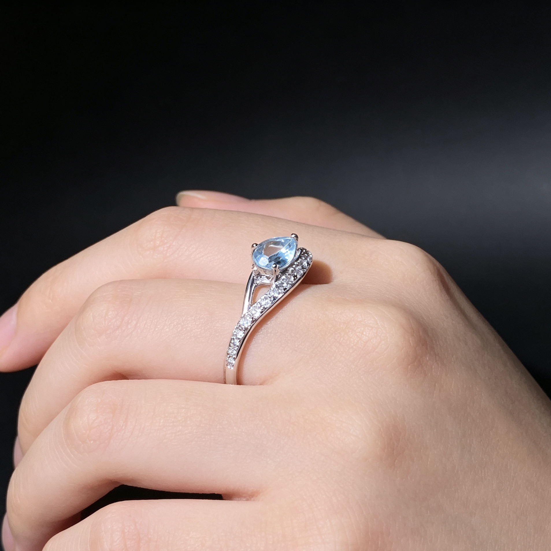 Natural Pear Blue Topaz Twisted Silver Ring, Inlaid With Side Diamonds